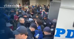 NY detiene a manifestantes que bloqueaban el paso de ICE