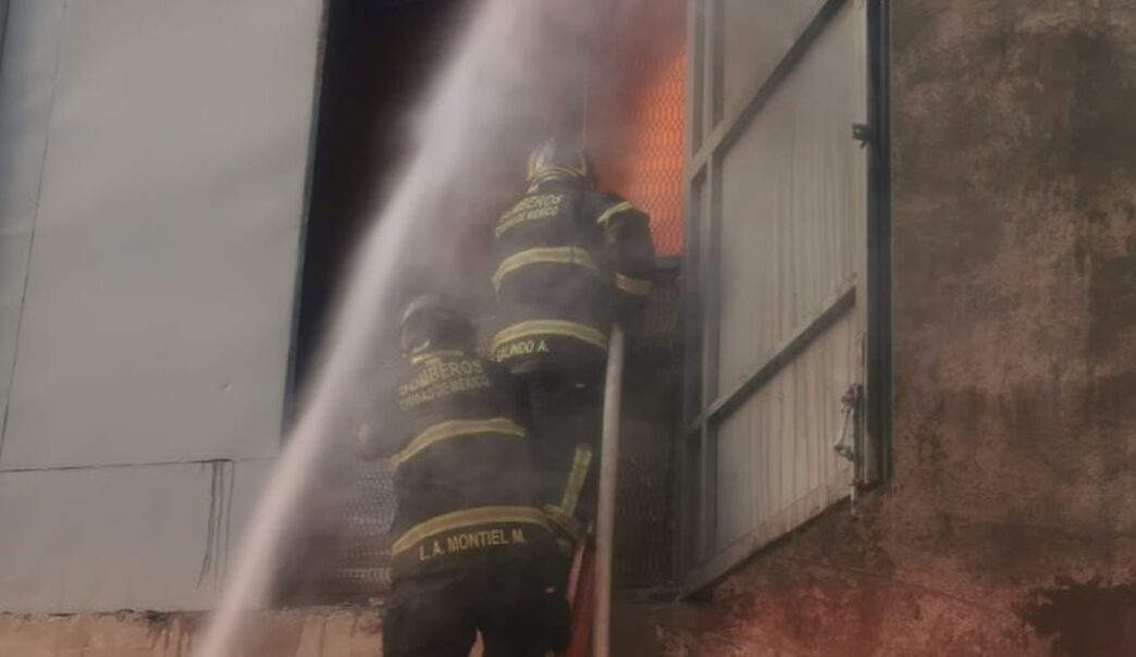 Incendio consume bodega en San Pedro de los Pinos, en Álvaro Obregón