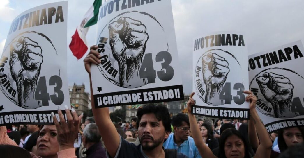 Padres de los 43 desaparecidos de Ayotzinapa encabezan manifestación en la CDMX